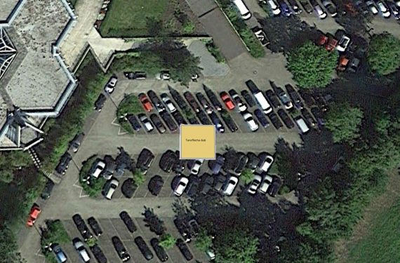 1. Abbildung des leeren Parkplatzes 